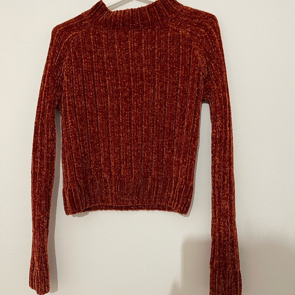 Fuzzy sweater with long sleeves